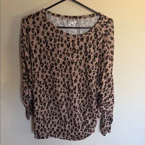 Chic Leopard Print Long Sleeve Top